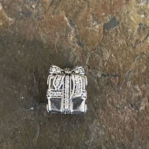 Pandora present charm